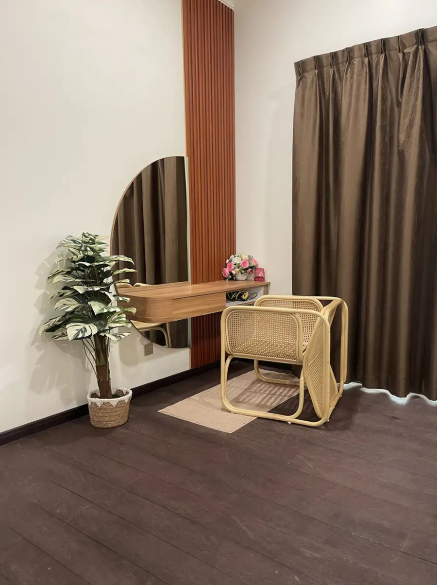 Modern vanity nook at Dayang Resort Semporna with round mirror and white tiling.